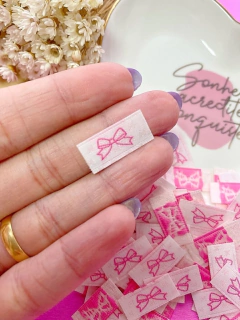 ETIQUETA BORDADA PERSONALIZADA 1 X 2 CM (PACOTE COM 50 UNIDADES) - comprar online