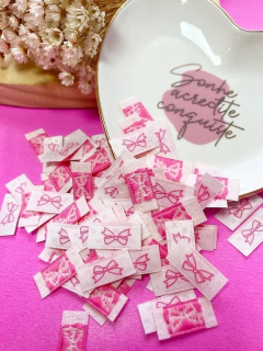 ETIQUETA BORDADA PERSONALIZADA 1 X 2 CM (PACOTE COM 50 UNIDADES)