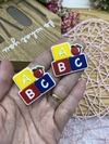 APLIQUE EMBORRACHADO CUBO ABC MAÇÃ ( 2 UNIDADES)