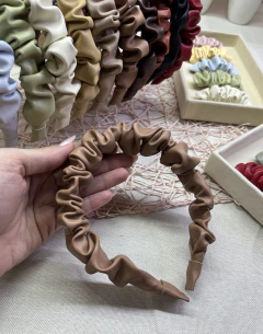 BOX PEGUE MONTE TIARA SCRUNCHIES ( 12 TIARAS ) na internet