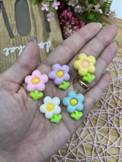 APLIQUE FLOR COM FOLHA RESINA 3 X 2 CM ( 4 UNIDADES ) - comprar online