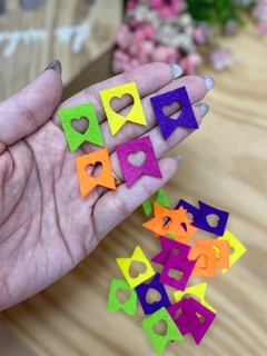 APLIQUE BANDEIRINHA CORES FORTES 1,8 X 2,2 CM ( 5 UNIDADES) - comprar online