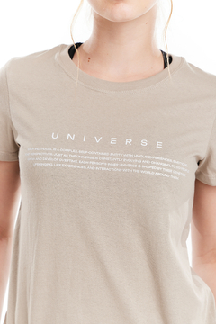 REMERA PILI UNIVERSE BEIGE