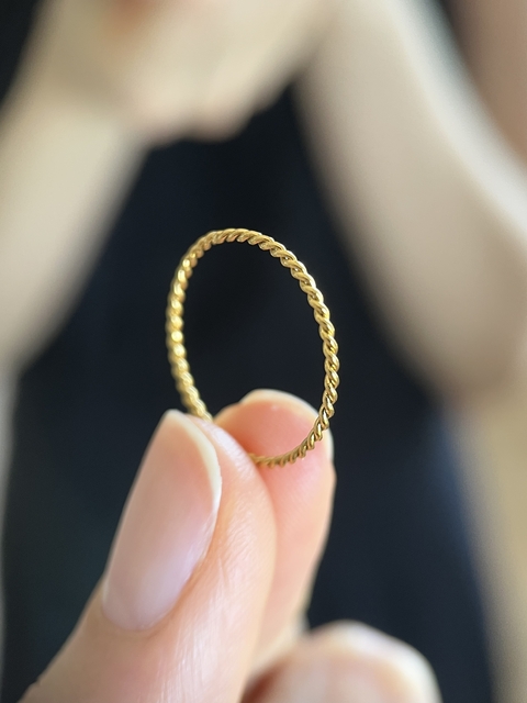 Anel Torcidinho Titânio com Banho de Ouro Resistente à Água - comprar online