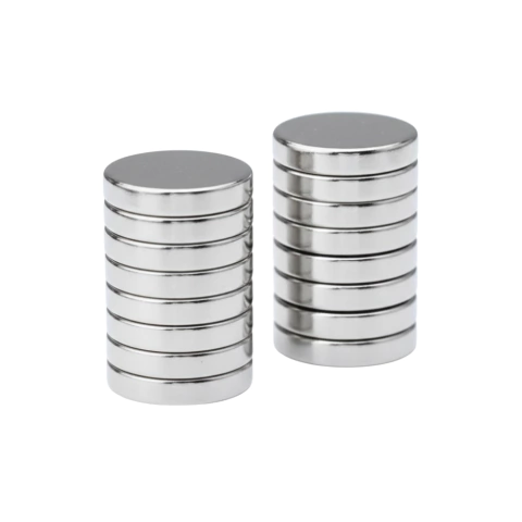 dos conjuntos de imanes de neodimio niquelados apilados uno encima del otro