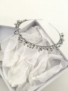 Tocado Vincha con detalle de cristales cónicos y en forma de lágrima y strass