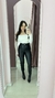 Blusa Nina ombro à ombro na internet