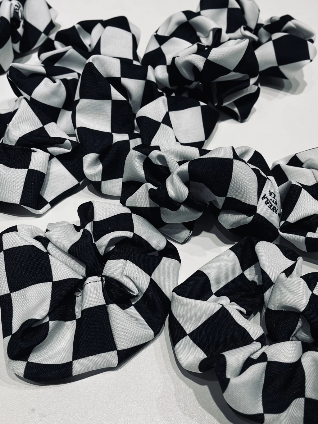 Scrunchie gomita pelo checkered