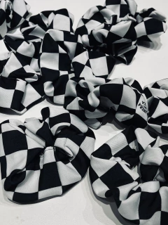 Scrunchie gomita pelo checkered