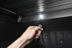 TAPA RIGIDA RETRACTIL FORD RANGER CD 24+ AUTOMATICA - ILARI ACCESORIOS