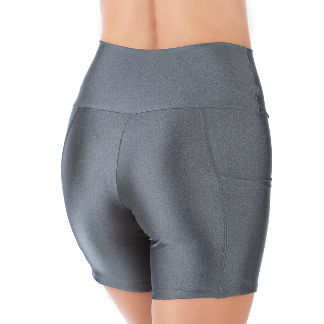 Short Curto Fitness Cinza em Cirrê Cós Alto com Bolso para Treinos Confortáveis