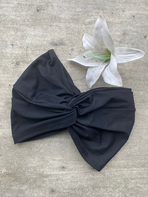 Turbante maleável para uso em três posições: faixa, rabo de cavalo e touca.   Deixa o rosto limpo e o cabelo protegido para trabalhar.  Muito confortável. Não aperta e nem escorrega da cabeça.  Tecido com elastano e toque macio.