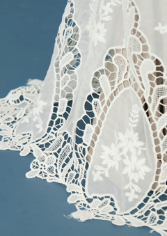 Imagen de S0508- GASA DE SEDA GEORGETTE BORDADA CON GUIPIURE