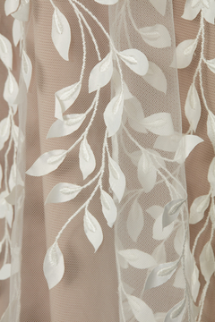S0398 - TUL BORDADO CON HOJAS CORTADAS A LASER - Sole Silva Telas de Novias ~ Bridal Fabrics