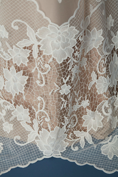 S0382 - TUL BORDADO CON FLORES DE GASA - Sole Silva Telas de Novias ~ Bridal Fabrics