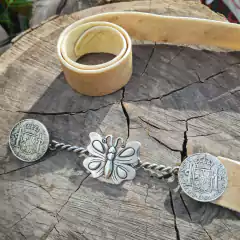 Yunta mariposa con costilla retorcida y botones de monedas