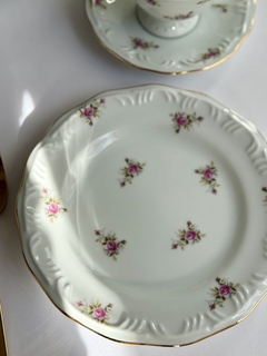 Prato sobremesa rosas com detalhes em ouro