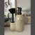 Dispenser beige con cepillo