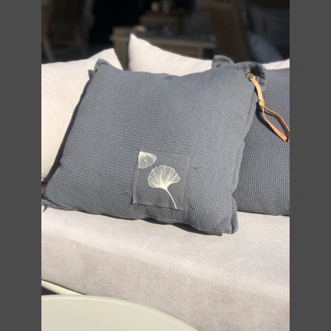 ALMOHADON NIDO CON TIRADOR DE CUERO