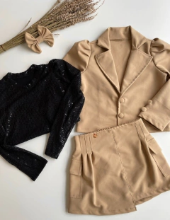 Conjunto 4 Peças em Sarja Bege e Blusa de Paetê (Blazer + Saia + Blisa Preta em Paetê + Laço de Cabelo) - comprar online