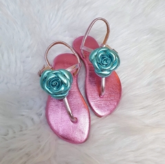 Sandália Flor Camélia Rosa e Azul Couro Metalizado