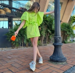 Vestido Frufru com Cinto Rosa Neon na internet