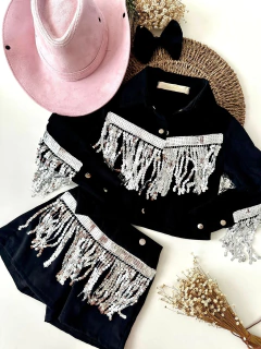 Conjunto Ana Castela Boiadeira Preto com Franja Paetê Prata (Camisa + Shorts + Laço de Cabelo)