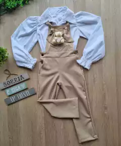Conjunto Camisa Branca + Macacão Bege Urso