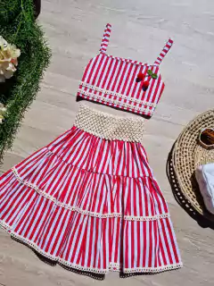 Conjunto Saia e Cropped Cereja Vermelho Listrado com Renda Cru Longo