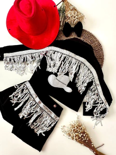 Conjunto Ana Castela Boiadeira Preto com Franja Paetê Prata (Camisa + Shorts + Laço de Cabelo) na internet