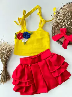 Conjunto Cropped Amarelo com Flores de Crochê + Short Vermelho Babados (Acompanha Laço de Cabelo)