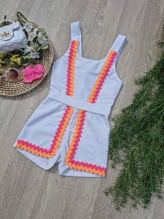 Macaquinho Linho Branco com Detalhes Pink e Laranja