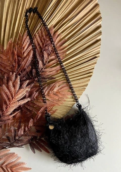 Bolsa Preta em Sarja Acetina com Pelinho e Alça Corrente