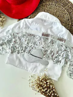 Camisa Ana Castela Boiadeira Branca com Franja Paetê Prata na internet