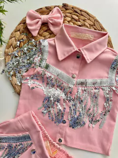 Conjunto Ana Castela Boiadeira Rosa com Franja Paetê Prata Sem Manga (Camisa + Shorts + Laço de Cabelo) 1 a 16 anos - Coisas de Dondoquinha