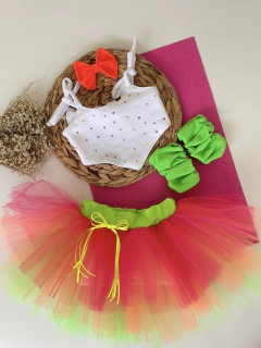Conjunto Beatriz (Cropped Frutinhas + Saia com Shorts + Laço de Cabelo)