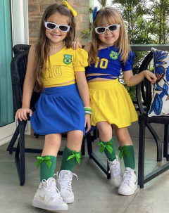 Conjunto BRASIL Copa do Mundo (Saia Short Azul + Cropped Amarelo + Laço de Cabelo) - Coisas de Dondoquinha