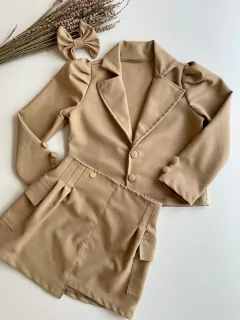 Conjunto em Sarja Bege (Blazer + Saia + Laço de Cabelo)