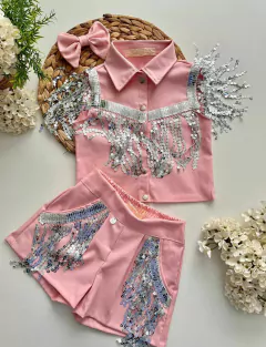 Conjunto Ana Castela Boiadeira Rosa com Franja Paetê Prata Sem Manga (Camisa + Shorts + Laço de Cabelo) 1 a 16 anos