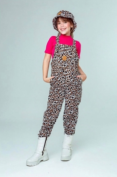 Jardineira + Bucket Chapéu Animal Print + Blusa Pink