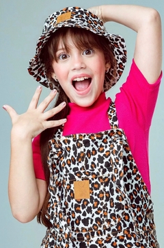 Jardineira + Bucket Chapéu Animal Print + Blusa Pink na internet