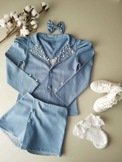 Conjunto Blazer + Short Saia + Laço de Cabelo Jeans Leve Bordado em Pérolas e Strass