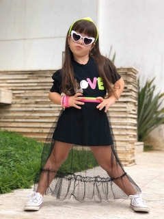 Vestido LOVE Neon Com Sobreposição na internet