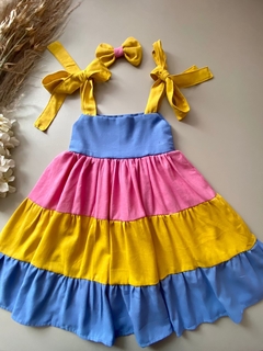 Vestido Amarelo, Azul e Rosa com Amarração no Ombro (Acompanha Laço de Cabelo)