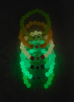 Kit BRILHA NO ESCURO com 6 Pulseiras na internet