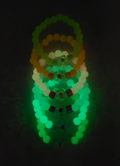 Kit BRILHA NO ESCURO com 6 Pulseiras na internet