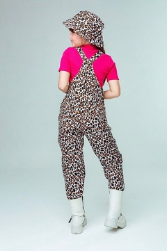 Jardineira + Bucket Chapéu Animal Print + Blusa Pink - Coisas de Dondoquinha
