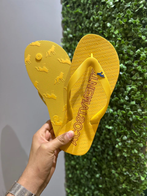 Chinelo Amarelo Lettring 9012 - Acostamento na internet