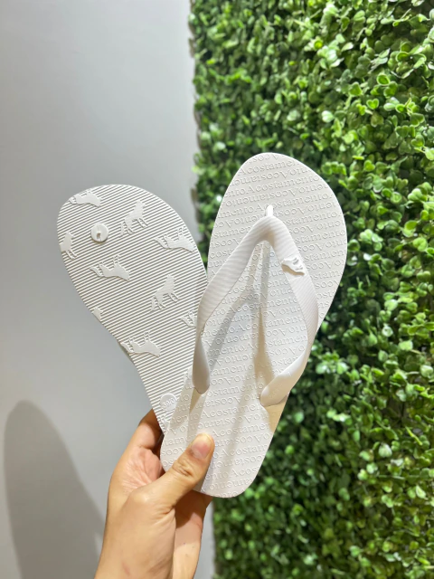Chinelo Branco Liso Basic - Acostamento
