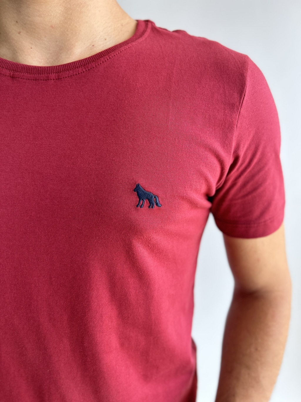 Camiseta Básica Lobo Bordada Bordo Malbec - Acostamento na internet